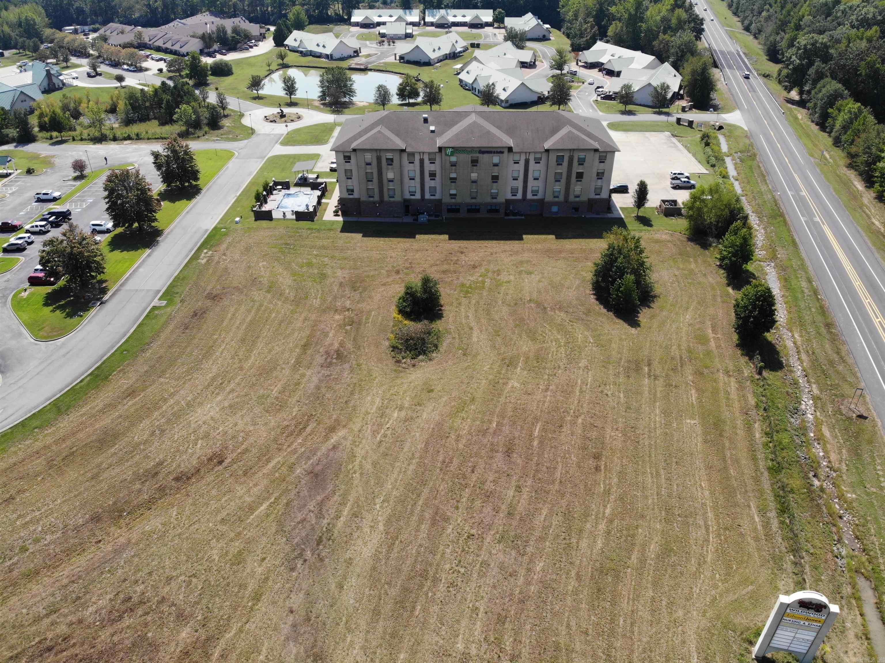 Commercial property for sale in best location in Cleburne County. All utilities available. Shopping and dining on site. Within one mile of Little Red River, Greers Ferry Lake, ASU Campus and Baptist Hospital.