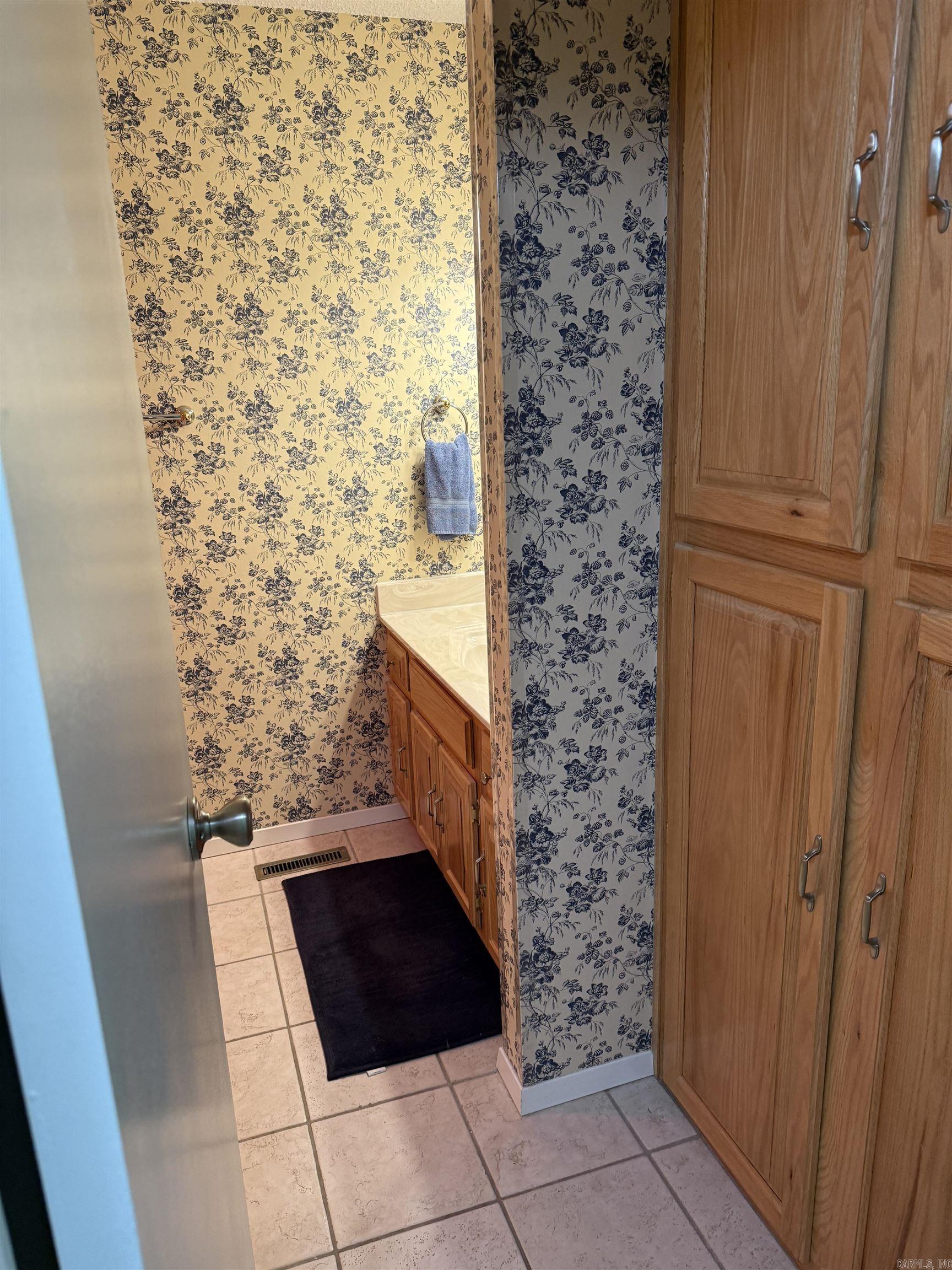 LAKEWOOD HILLS CONDO - Residential
