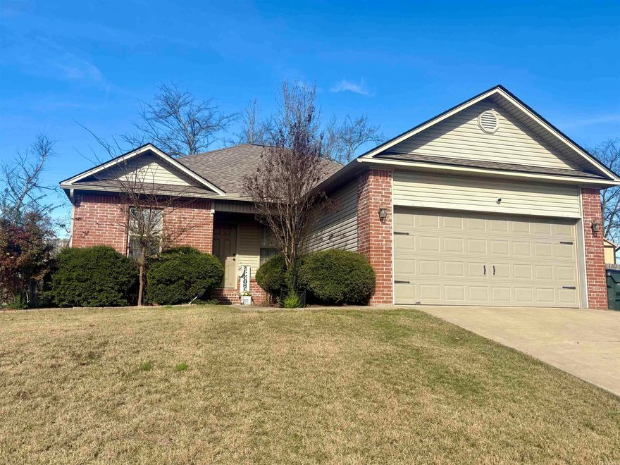 Located in Hamilton Park, this cute & cozy 3bedroom/2 bath is move in ready. New roof, paint, siding & windows are a few of the updates. This adorable house is full of charm & located in Lake Hamilton School District. Give me a call to schedule your own private showing!