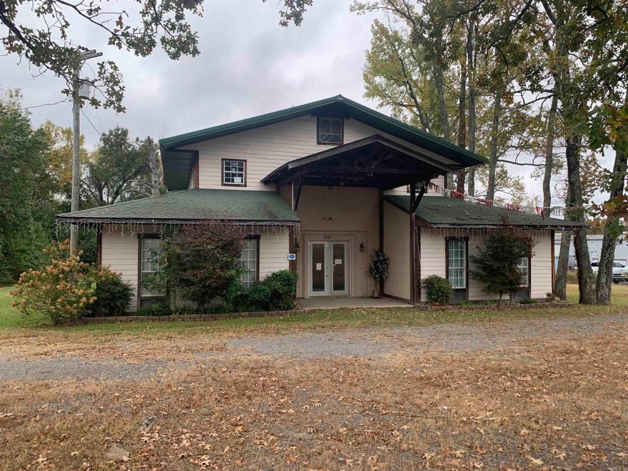 Have your Venue of your choice!! Great Retail, Restaurant, or Office building located in Clinton. Large 2 story building. Location on Hwy 65. Easy access.