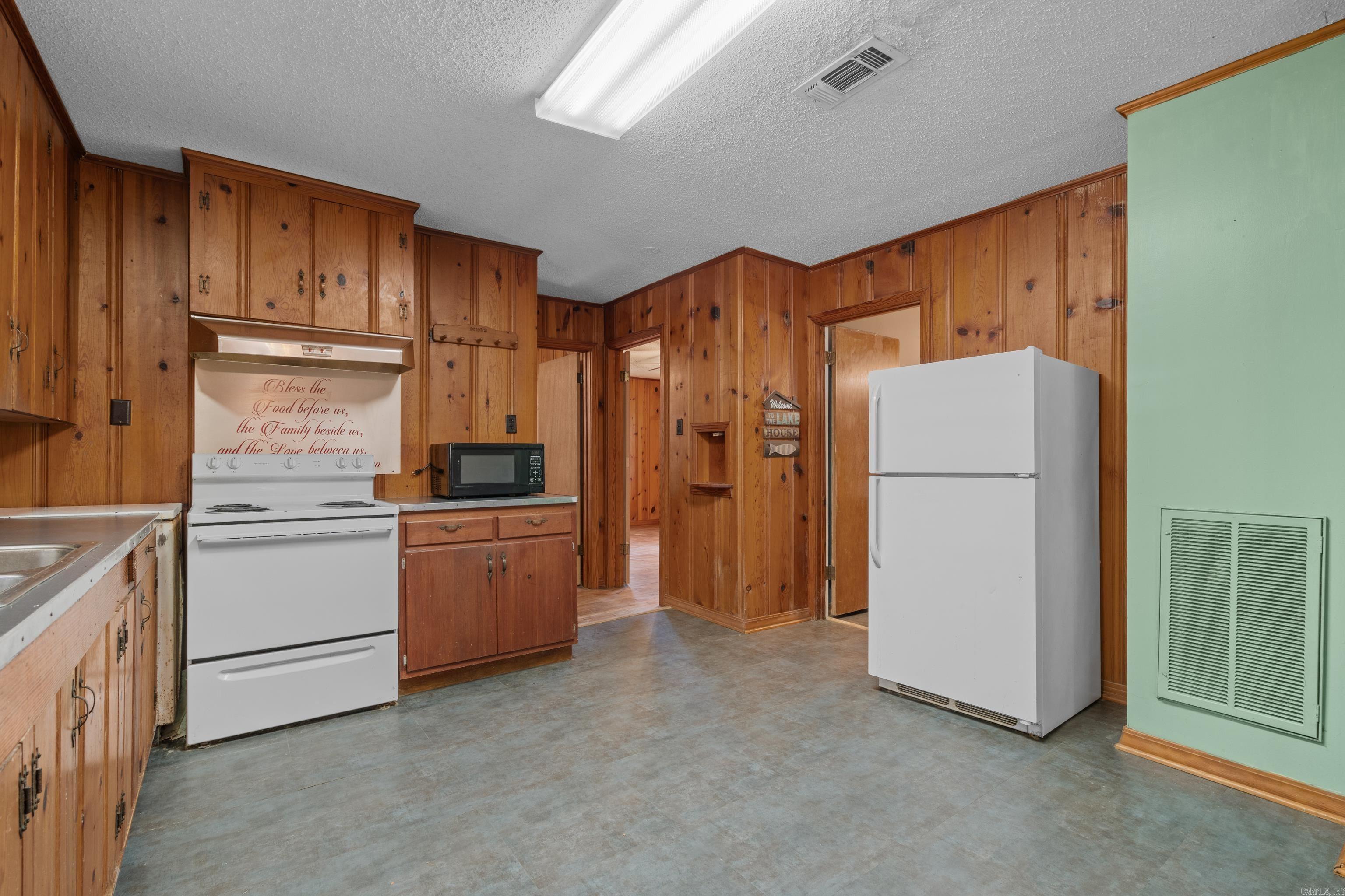 SNUG HARBOR LAKE SHORE - Residential