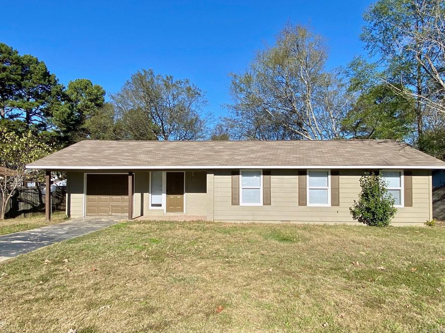 This beautifully remodeled 3-bedroom, 2-bathroom home with 1,104+/- sqft of living space, it’s located in a quiet cul-de-sac within theLake Hamilton School District. The property features a large fenced backyard and ample storage, making it an ideal family home.