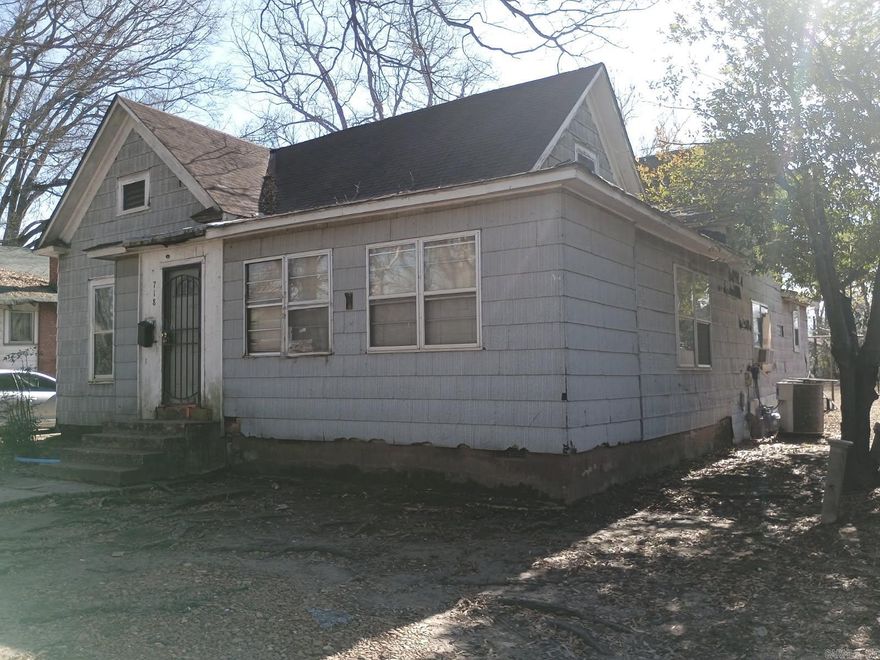 This home is a perfect for the investor, or the person seeking to give the place a touch of thier own!  This is a 1761 square foot, 3 beds, & 2 bath single family home.  This property can be an amazing investment!  So what are you waiting for?