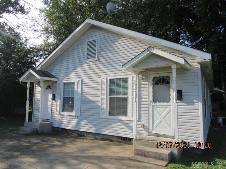 1 bedroom 1 bath duplex available close to downtown Conway, carpet & ceramic tile floors, freshly painted interior & new carpet, range & refrigerator included, separate washer & dryer hook-ups, tile surround in bathroom, gas & electric, lawncare included.