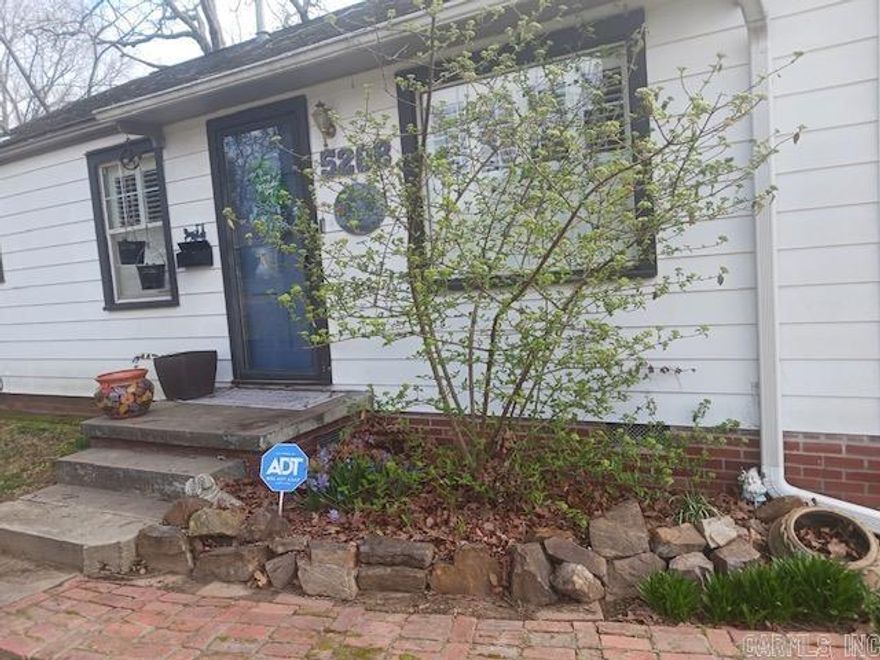 Great 2 bed 1 bath house! Under contract before listed.