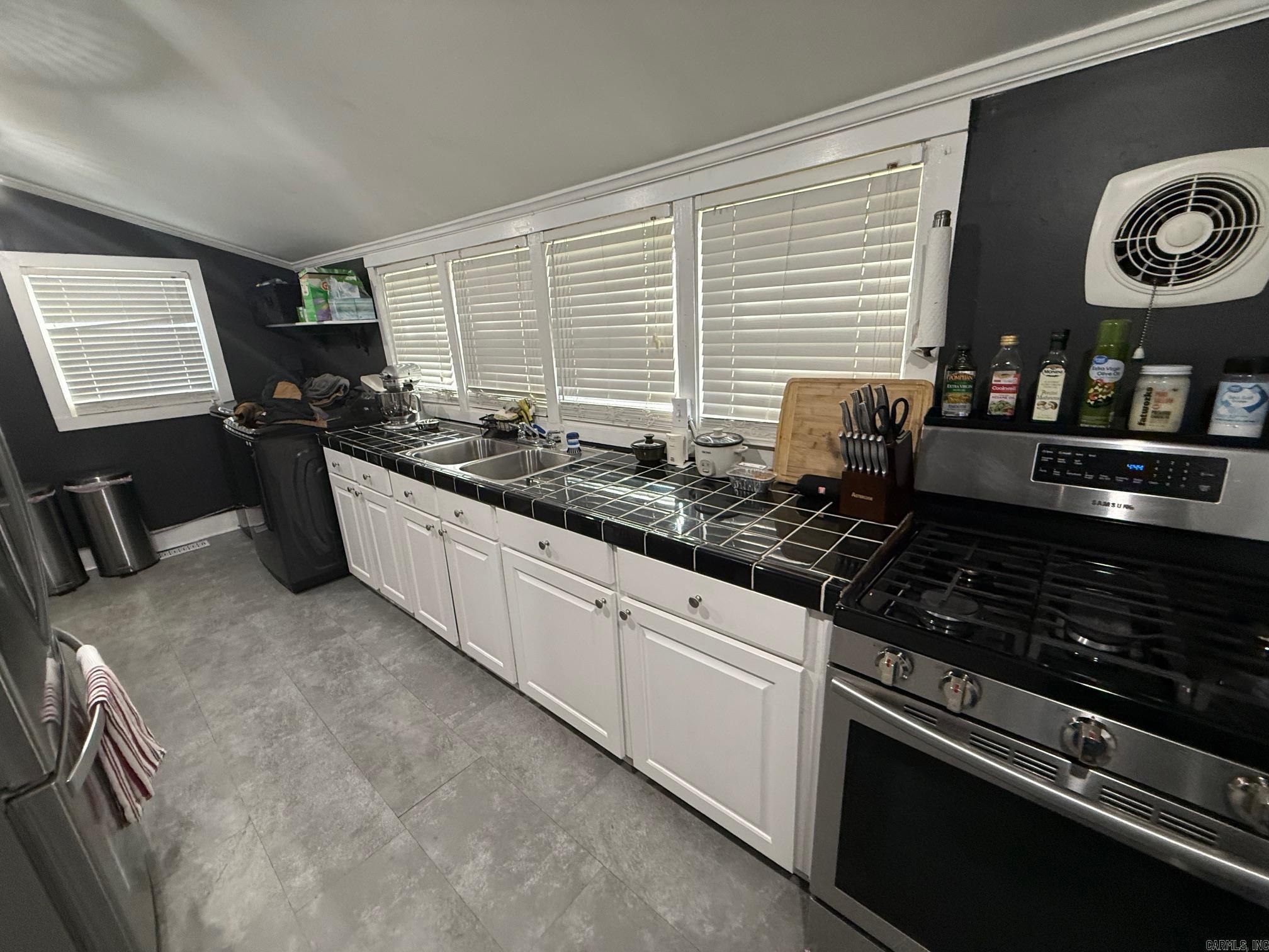 CLAYS H P ADDN TO ROLAND - Residential