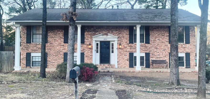 Amazing house, that will not last long.  Beautiful home in West Little Rock, near shopping, dining, and great schools.  This house boasts 4 bedrooms, and 3 full bathrooms, plenty of storage, two living rooms, and a great back yard.