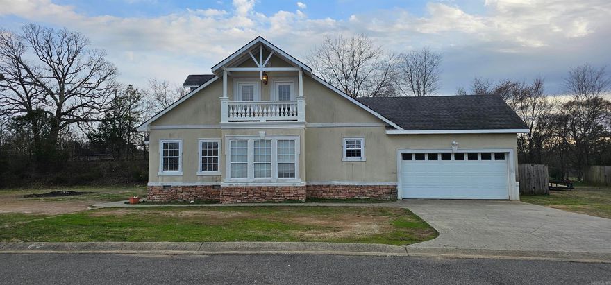 Investors and do-it-yourselfers look no further! This is an amazing opportunity to own a family home in an amazing neighborhood! This 4-bedroom, 2.5-bath home is ready for your touch and craftsmanship! With Lake Hamilton Schools, nearby shopping, dining, and outdoor recreation, this home is a rare find in a prime location. Don’t miss this incredible opportunity—schedule your private showing today!