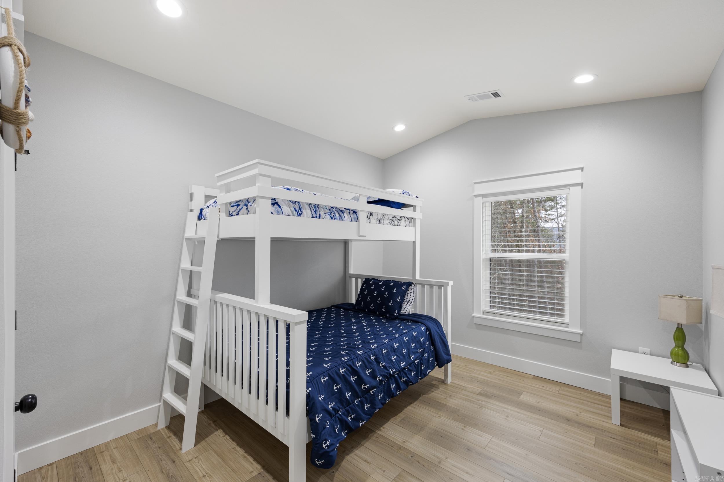 WOODLAND SHORES - Residential