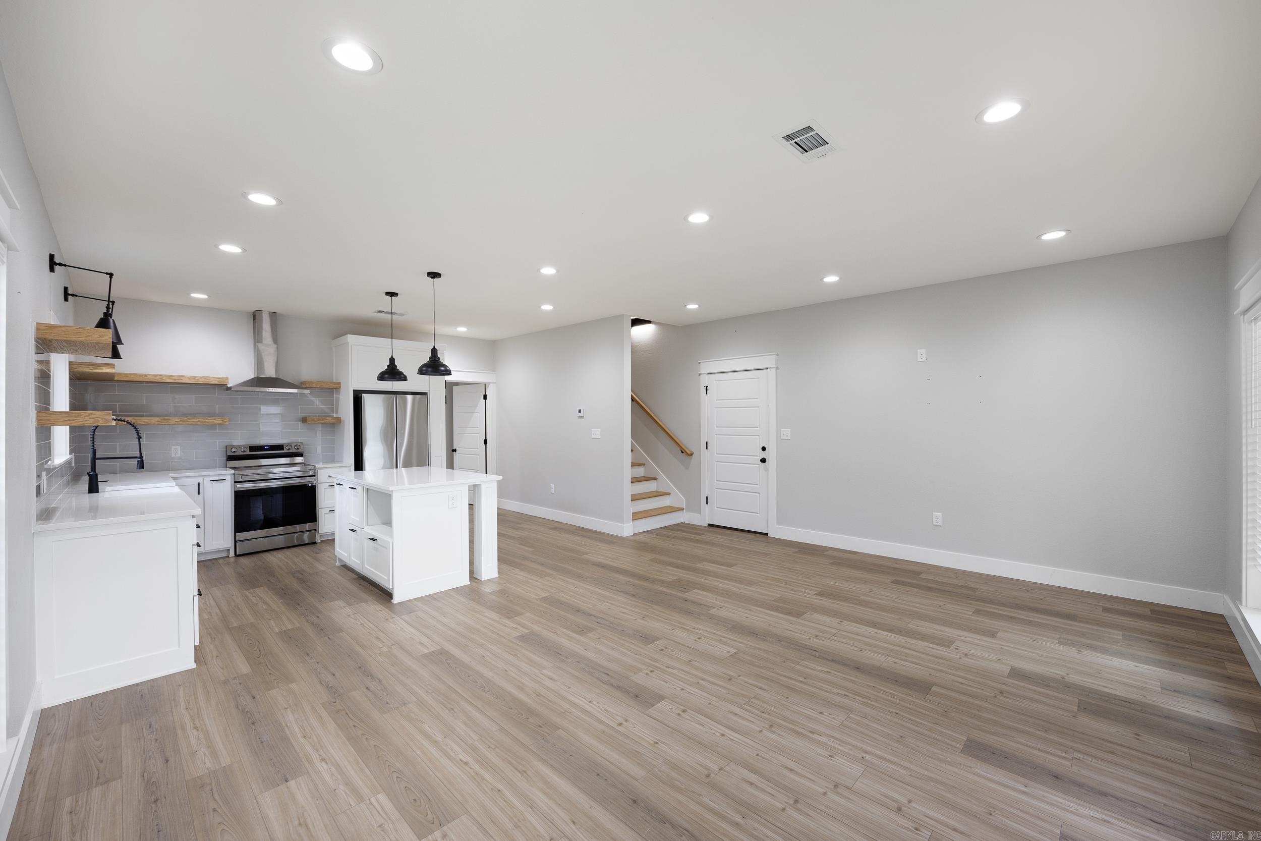 WOODLAND SHORES - Residential