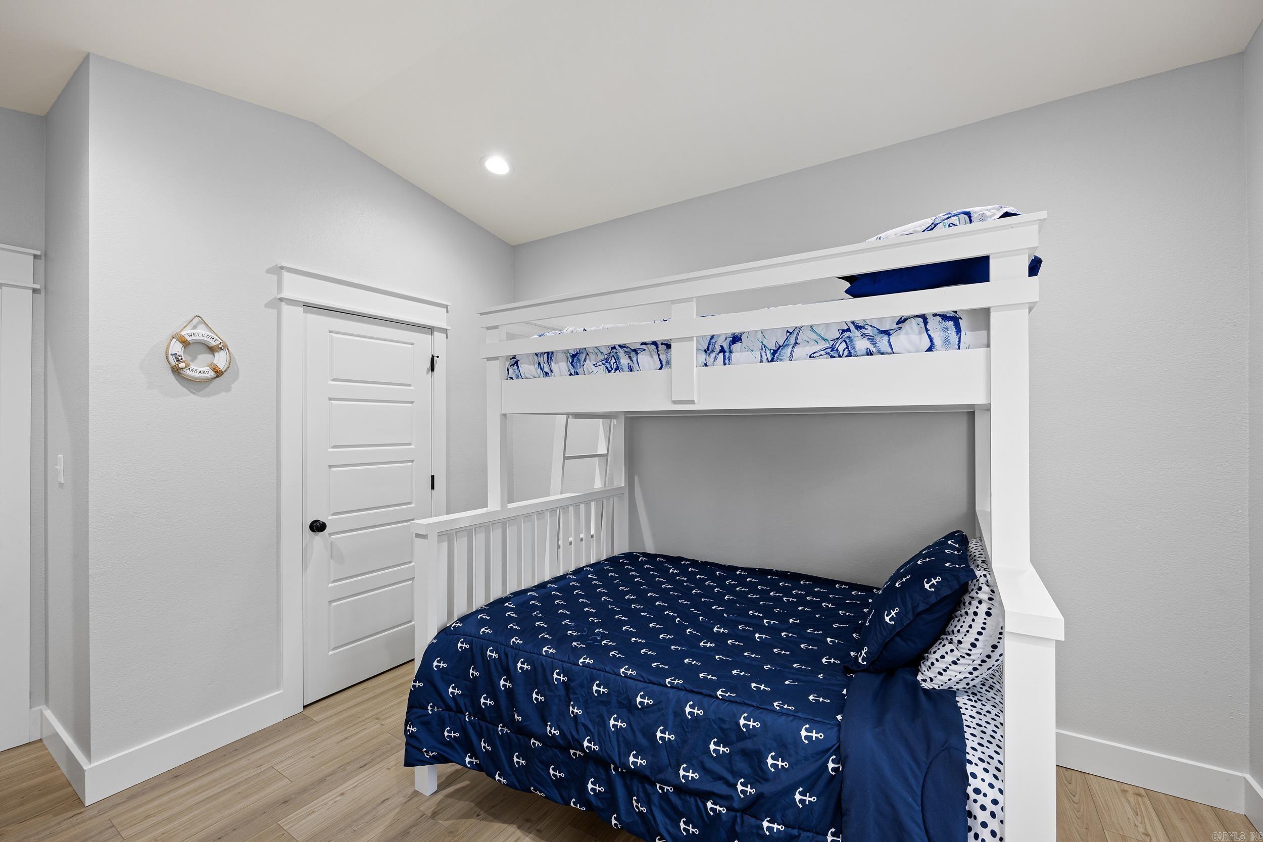 WOODLAND SHORES - Residential