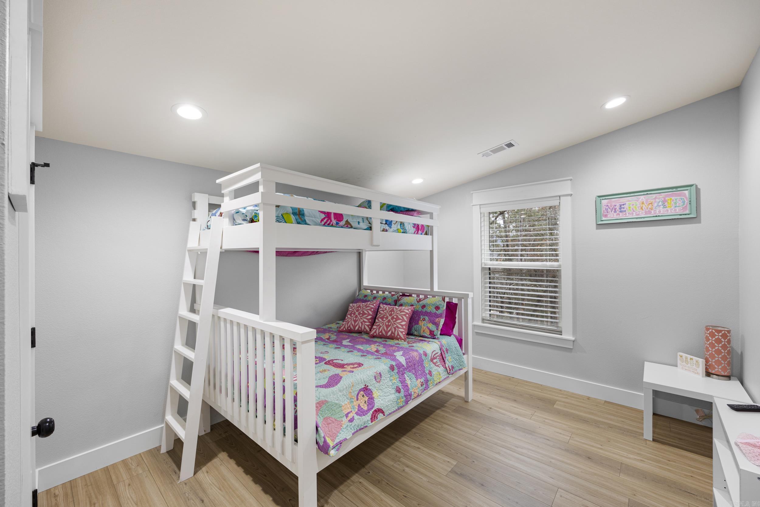 WOODLAND SHORES - Residential