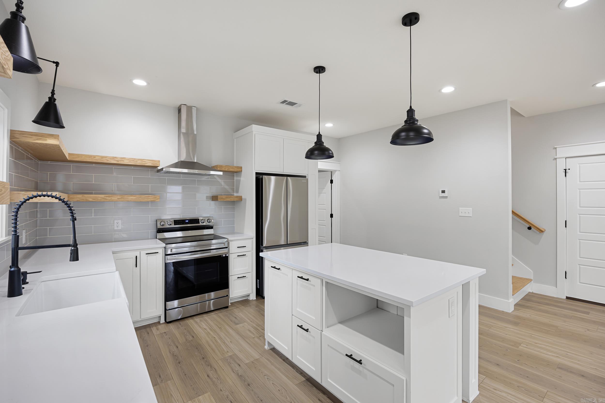 WOODLAND SHORES - Residential