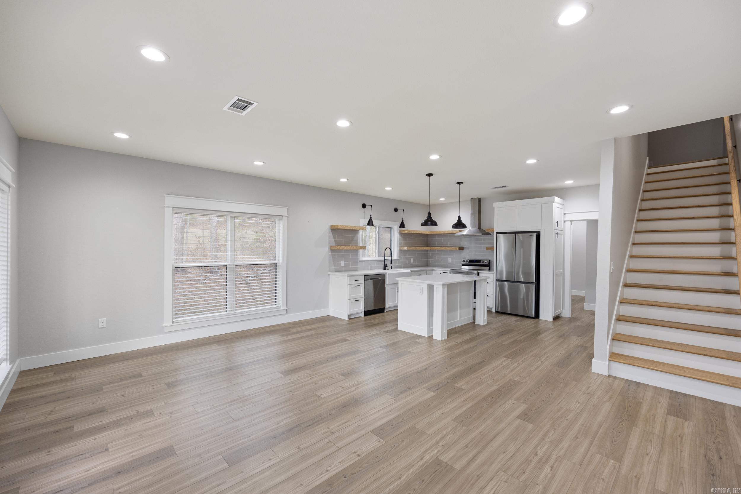 WOODLAND SHORES - Residential