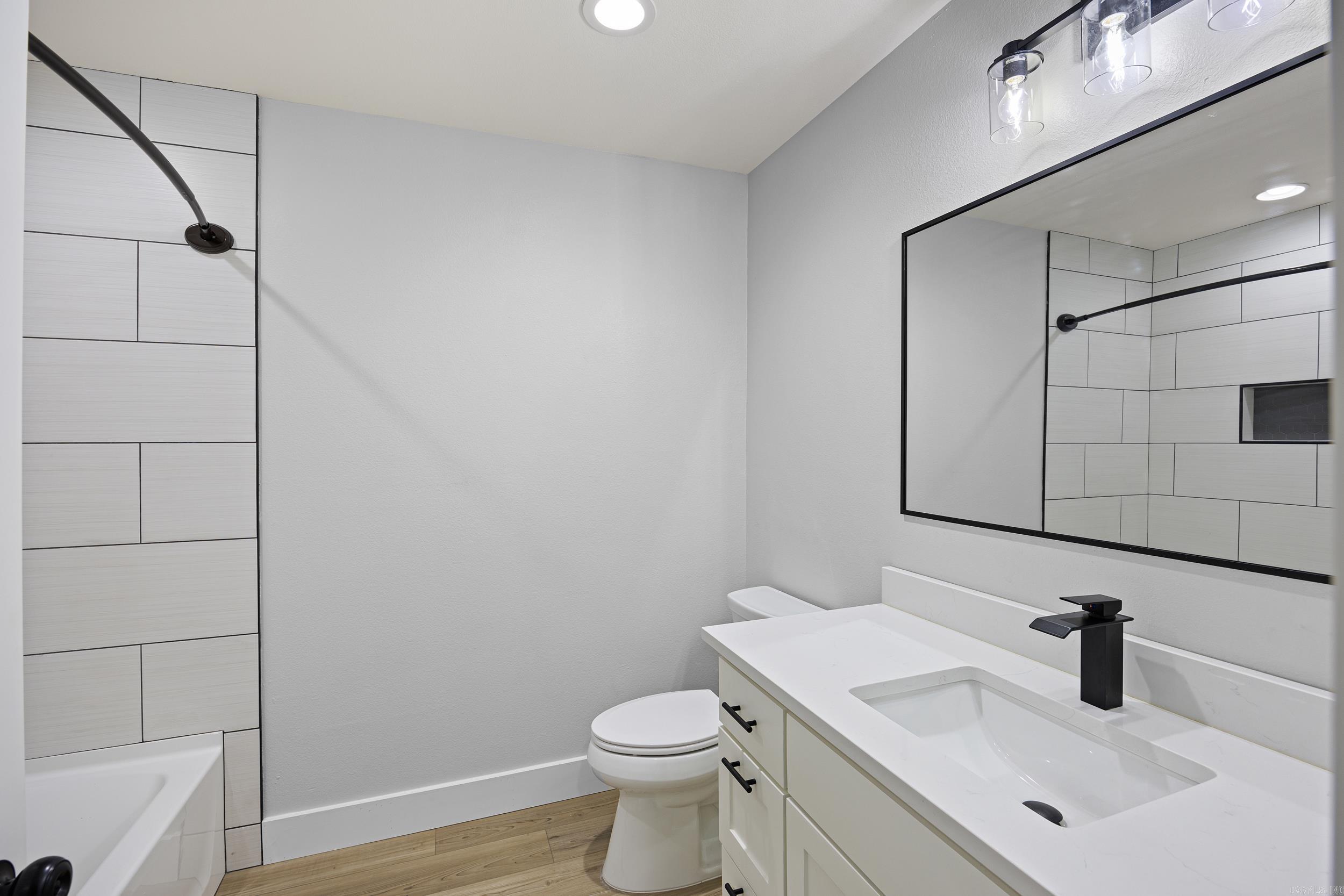 WOODLAND SHORES - Residential