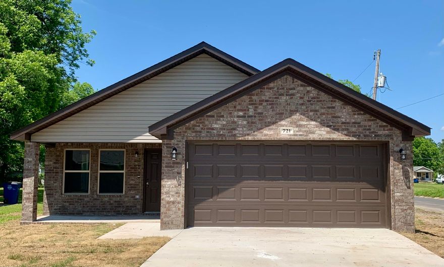 BRAND NEW ALL BRICK WELL BUILT OPEN FLOOR PLAN HOME WITH GRANITE COUNTERTOPS, STAINLESS APPLIANCES, PANTRY, WIDE HALLWAY, LAUNDRY ROOM WITH CABINETRY, MASTER SUITE WITH WALK-IN CLOSET, MASTER BATH AND HALL BATH BOTH HAVE GRANITE COUNTERTOPS, LVP FLOORS THROUGHOUT, CUSTOM CROWN & TRIM IN MAIN AREAS, SMOKE DETECTORS, 2 CAR GARAGE AND A CUTE FRONT PORCH! A MUST SEE! (photos are of model home)