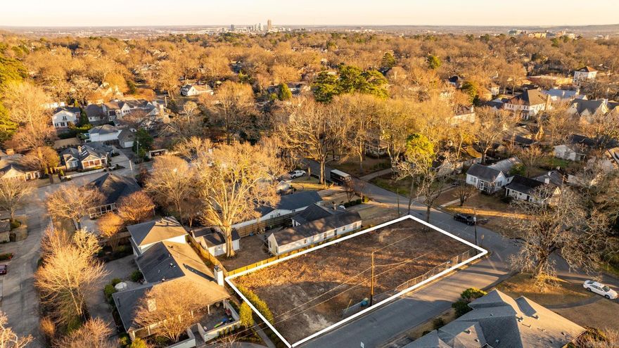 Gorgeous oversized, level lot in the Heart of the Heights! Corner lot with side load potential. Cleared and ready to start construction. Fabulous opportunity to build your dream home!