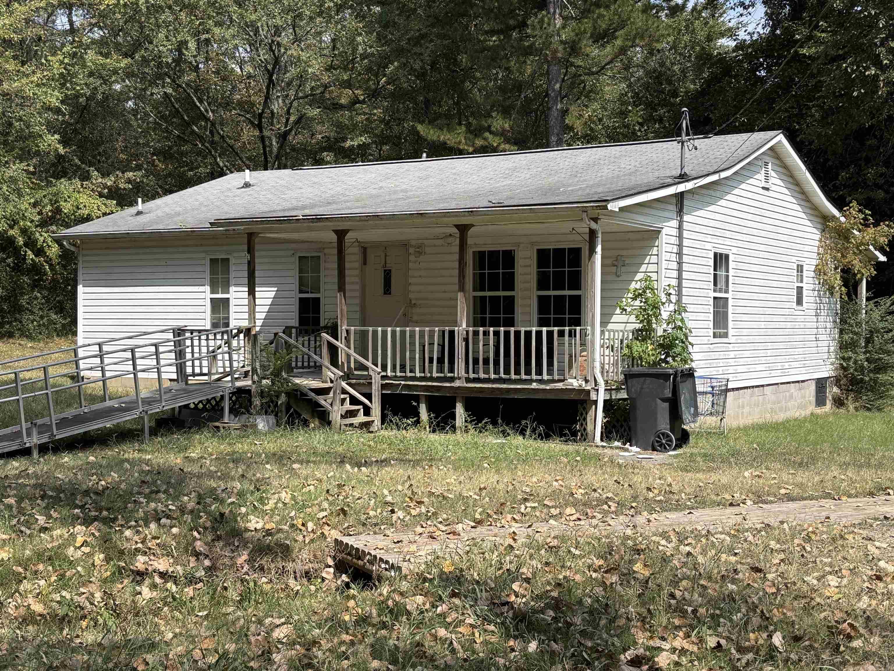 This cute 2 bedroom 2 bath house is tucked away in the heart of Jonesboro on just over 1.5 acres. Want a feeling of seclusion, but still close to everything? This home is surrounded by trees giving you all the privacy you could want, and still less than 5 minutes from the nearest Wal-Mart. Call today for more information.