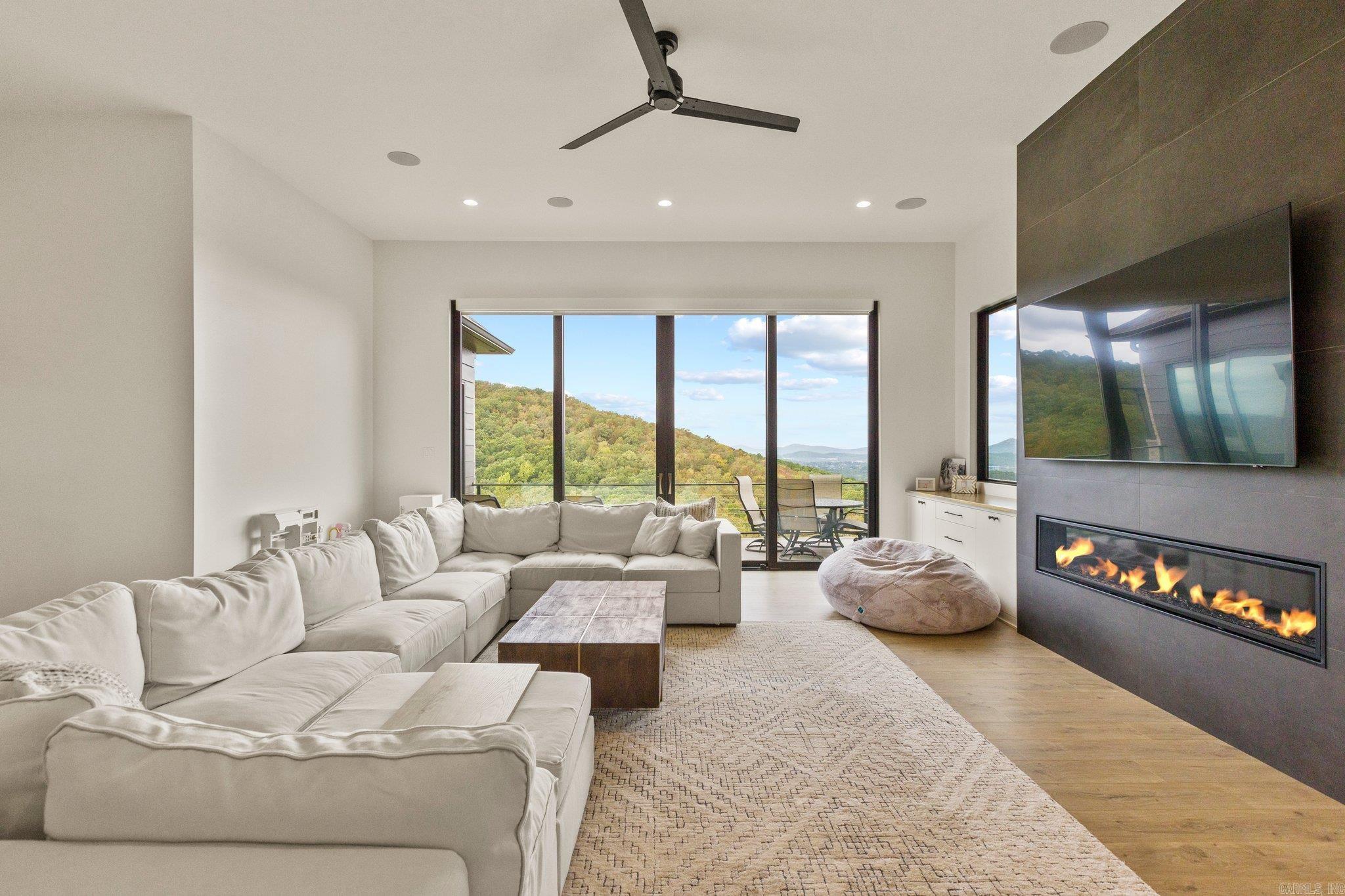 CHENAL VALLEY "FALSTONE COURT" - Residential