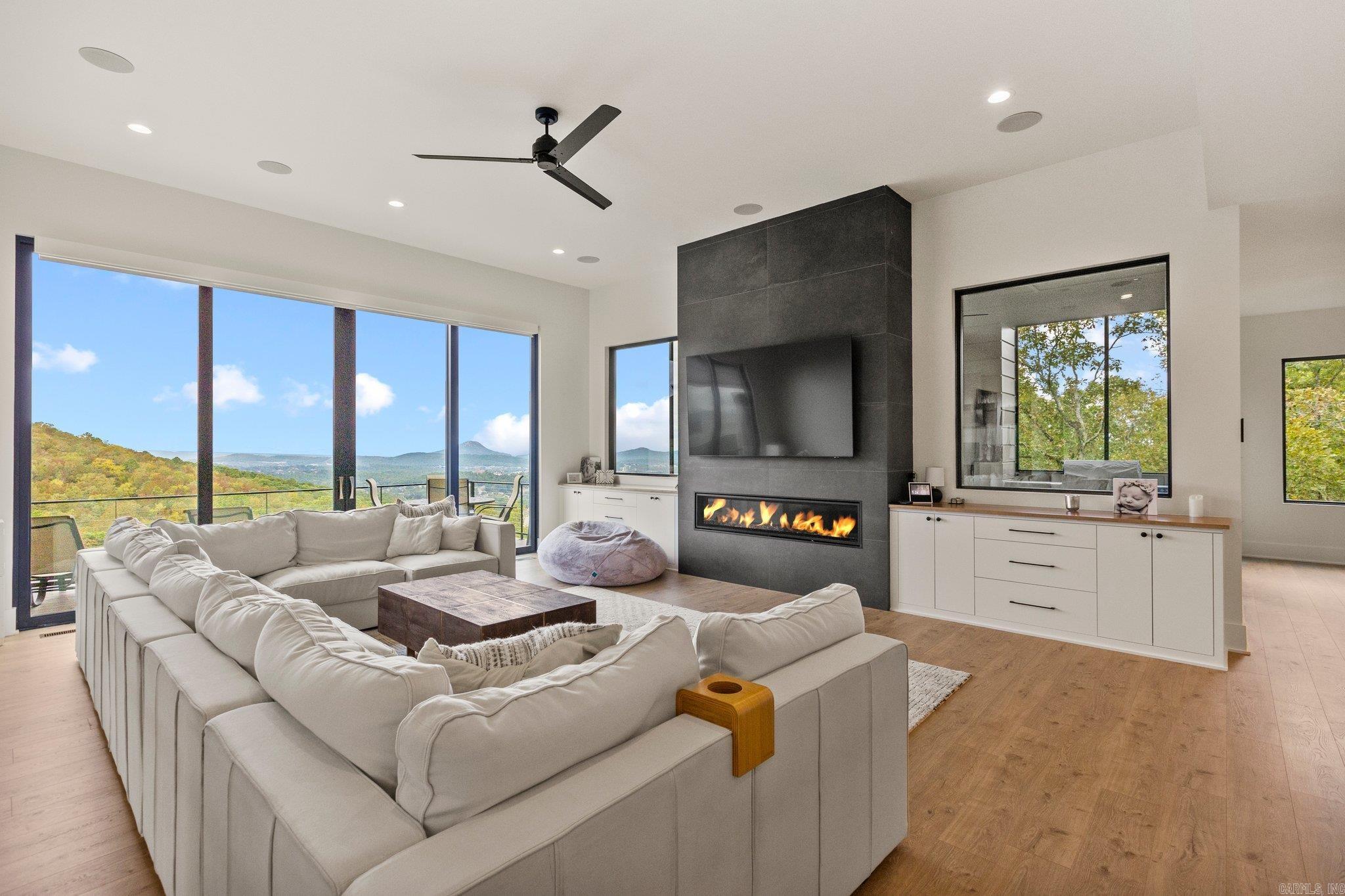 CHENAL VALLEY "FALSTONE COURT" - Residential