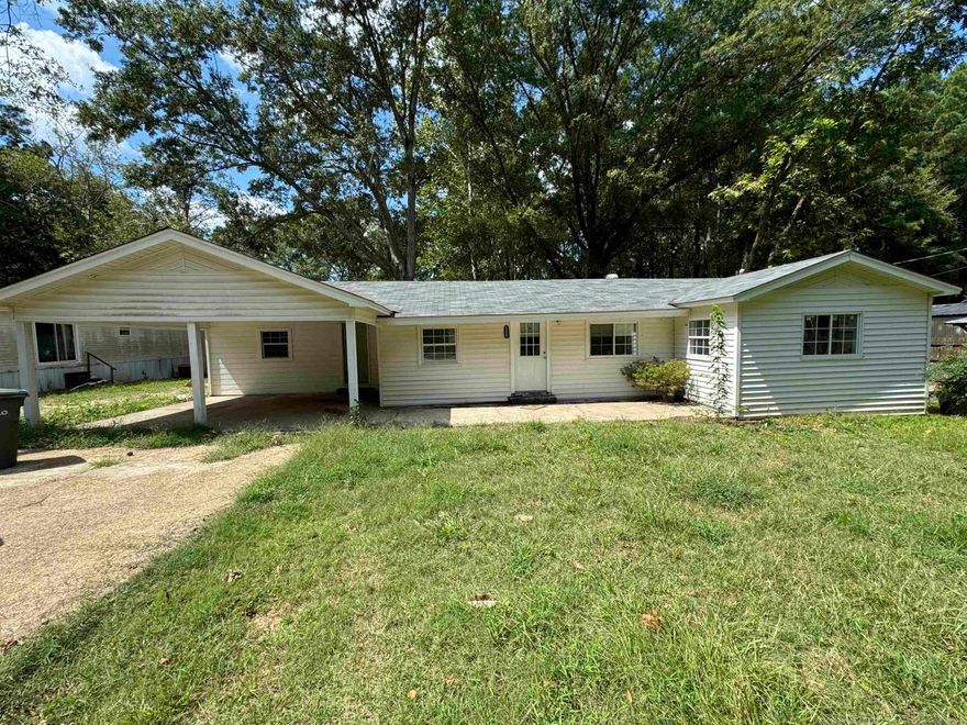 This 3 bedroom 1 bath home is conveinenltly located In town, and just blocks away from the public library. Remodeled just a few years ago, and a complete roof replacement. This would be a great starter home, or a great investment property.    Property is Agent Owned. Property to be sold AS-IS.