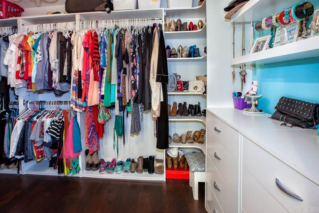 LEAWOOD MANOR - Residential