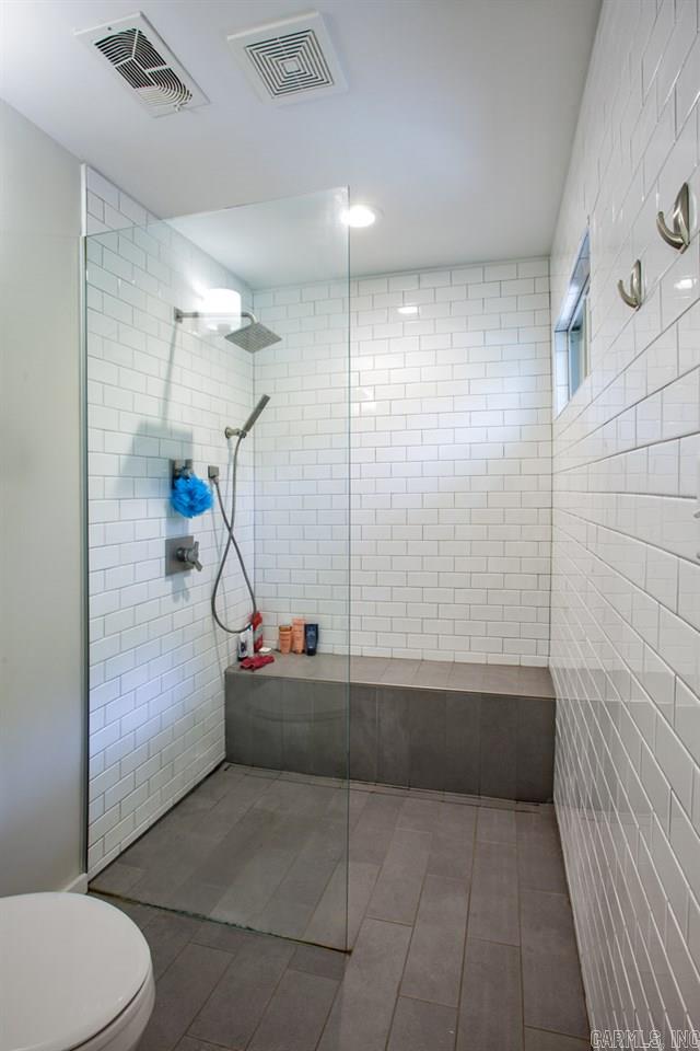 LEAWOOD MANOR - Residential