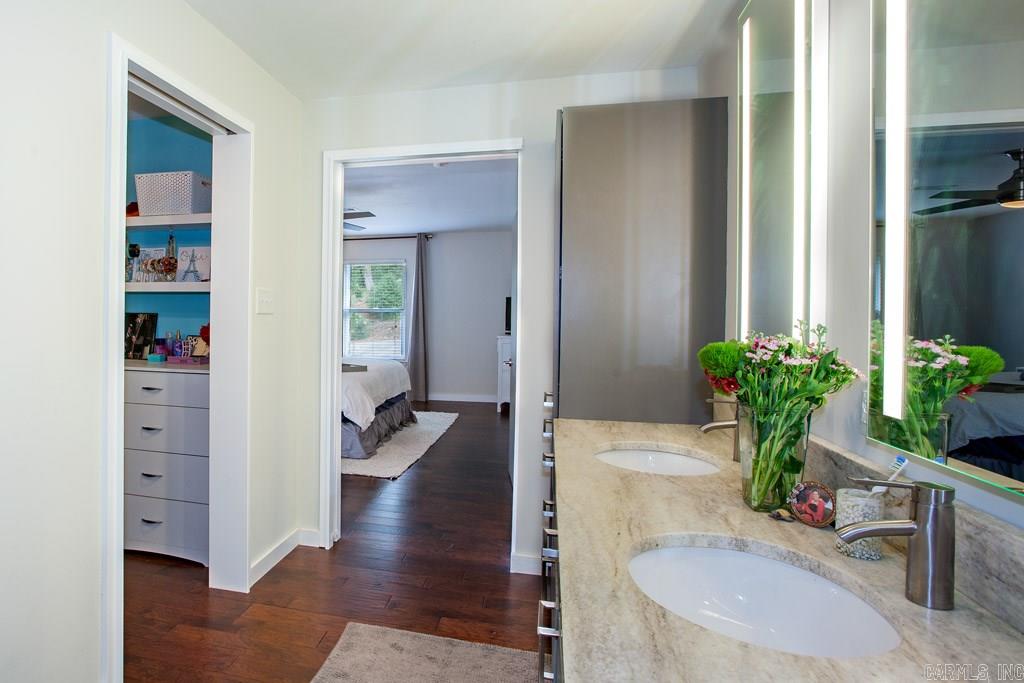 LEAWOOD MANOR - Residential