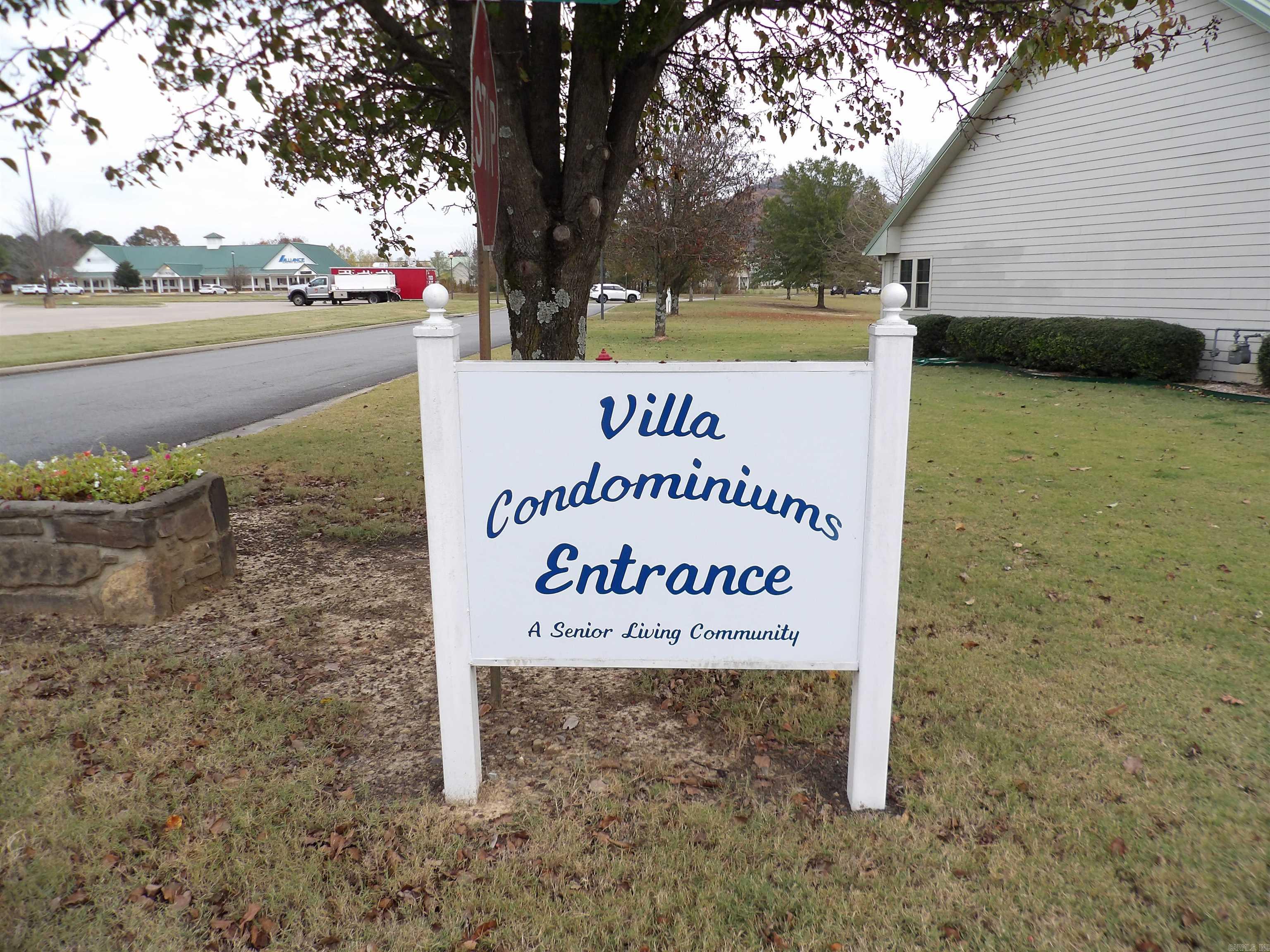 NICE 2 BDRM, 2 BA, 1,300' SQ FT OF  LIVING AREA. GREAT LOCATION FOR SHOPPING, HOSPITAL, AND EATING ESTABLISHMENTS.