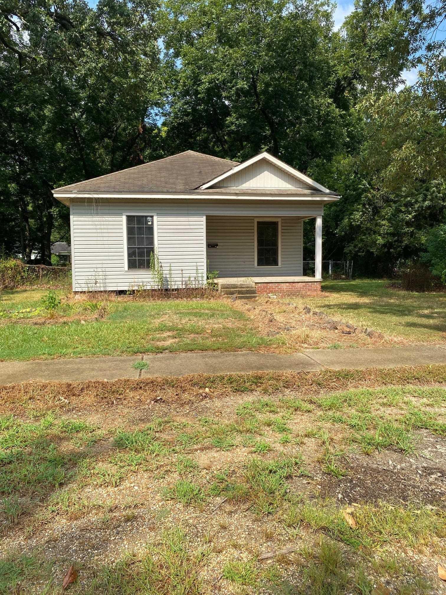 3 bedroom/1 bath/1,414 sqft home located in the heart of Crossett. Vinyl siding, with a front porch, and fenced in backyard with mature trees for ample shade on those hot Arkansas days. The laundry room, kitchen and living room are very spacious. The home is a solid build. A fresh coat of paint throughout as well as flooring will take this home to the next level.