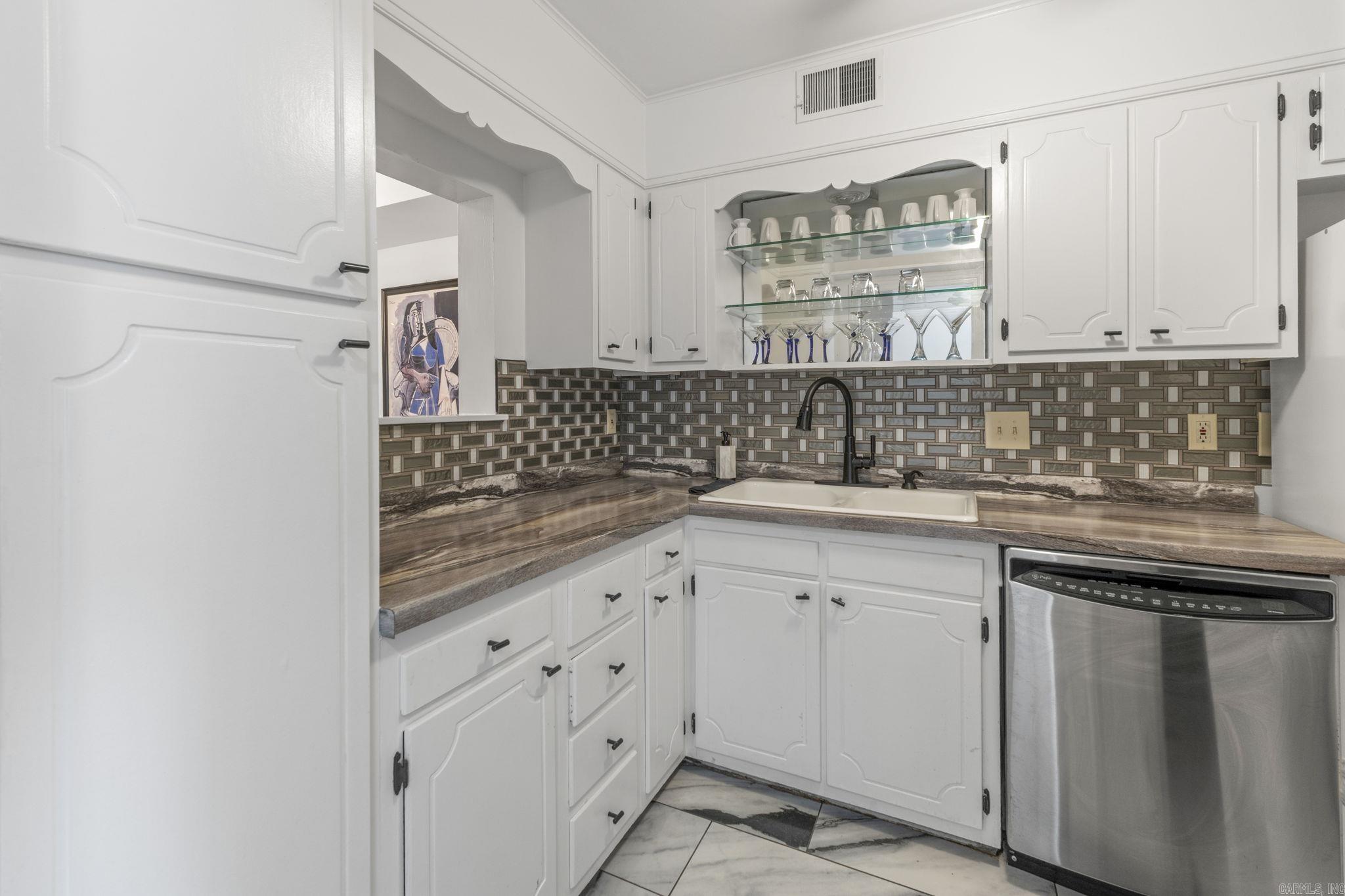 HAMPTON COURT APT HPR - Residential