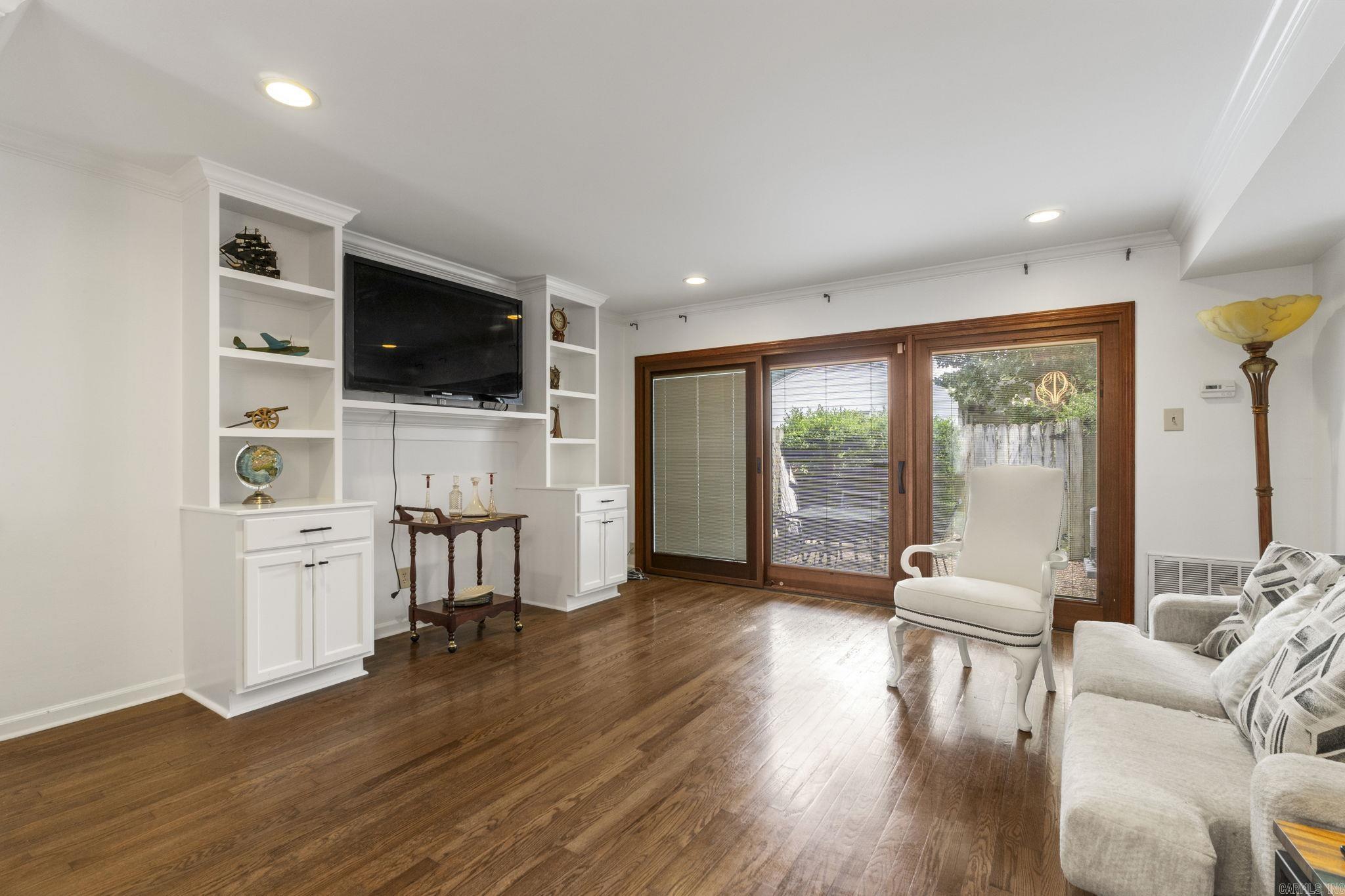 HAMPTON COURT APT HPR - Residential