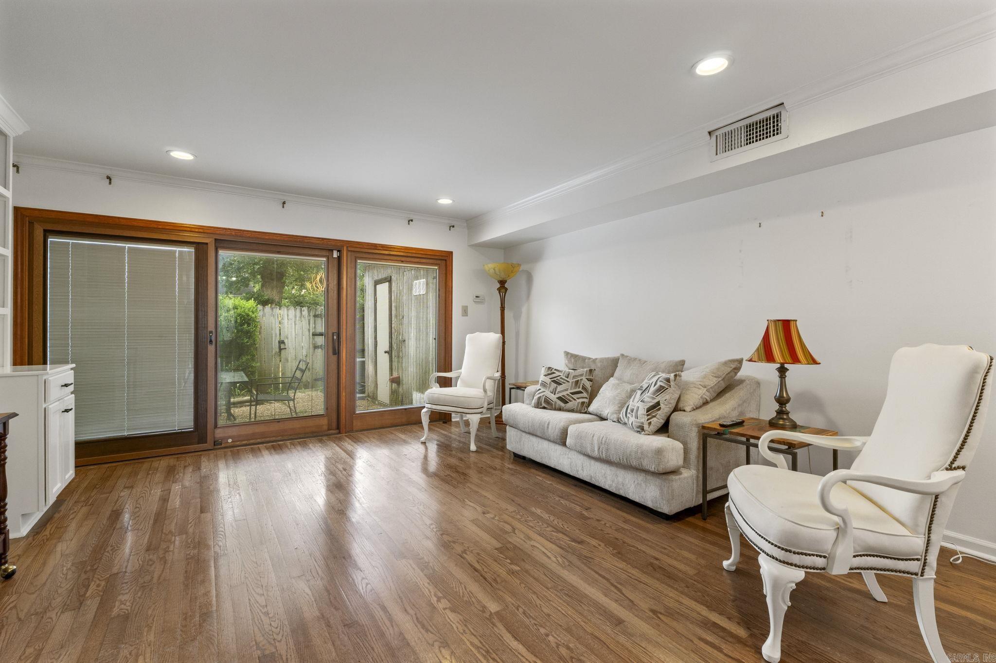 HAMPTON COURT APT HPR - Residential