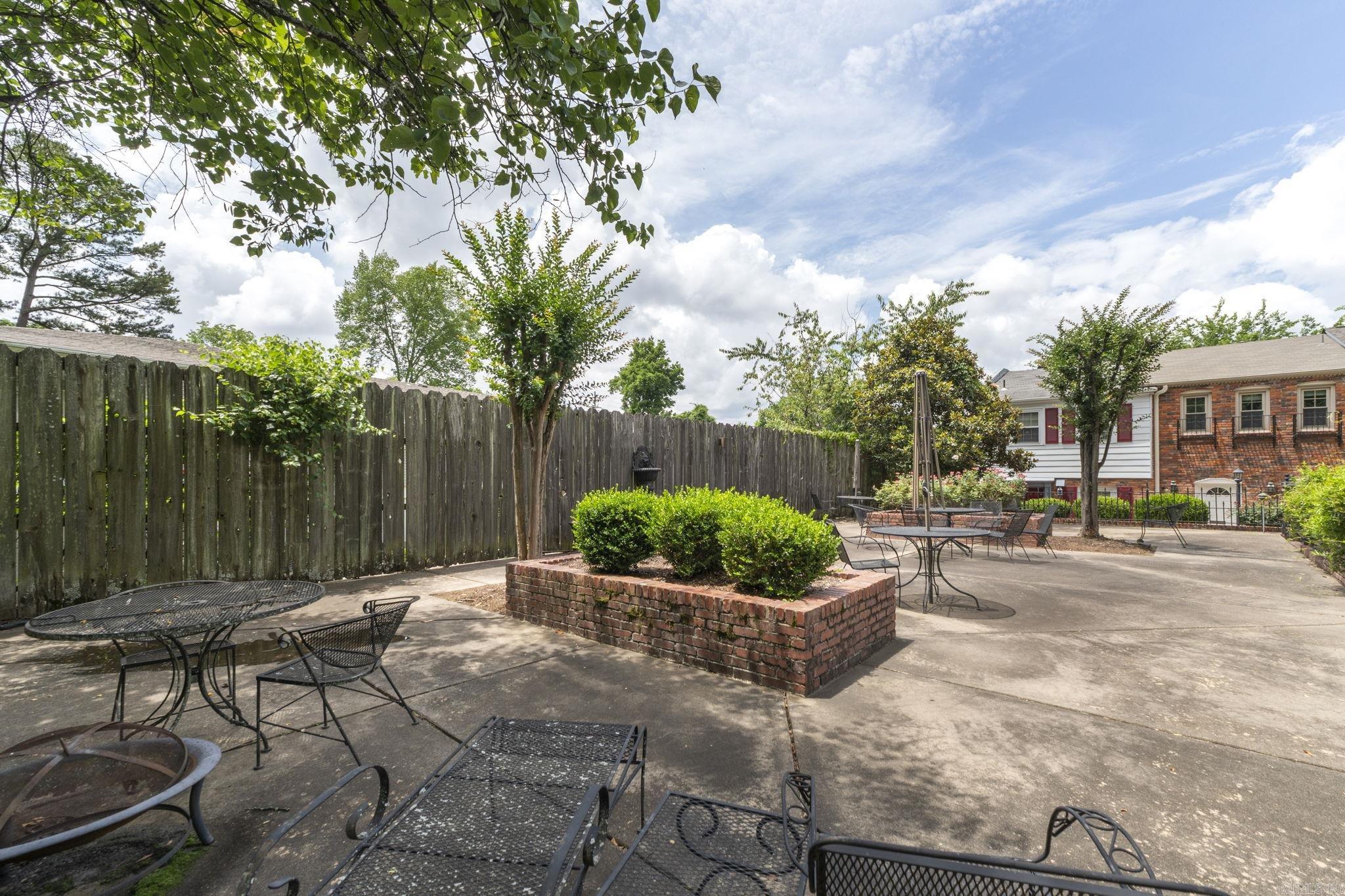 HAMPTON COURT APT HPR - Residential