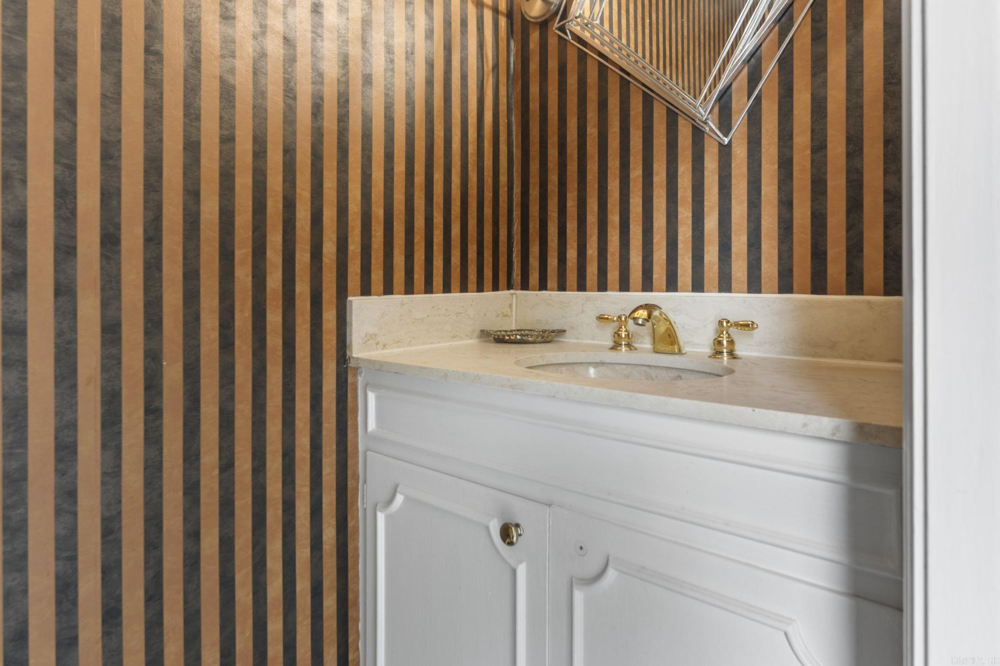 HAMPTON COURT APT HPR - Residential