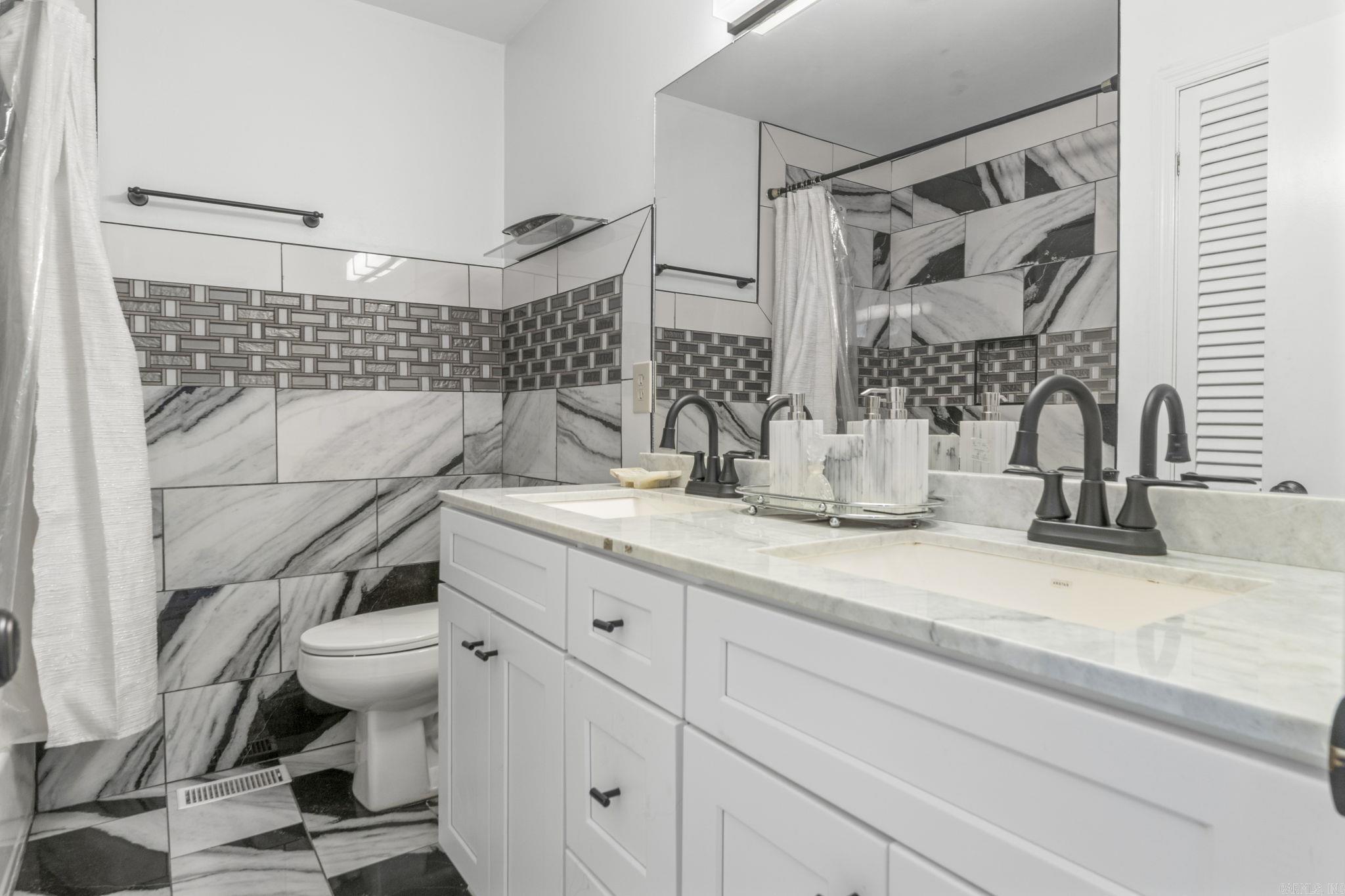 HAMPTON COURT APT HPR - Residential