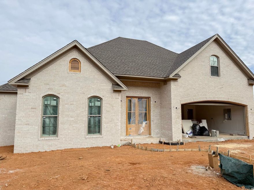 Gorgeous new home under construction in Robynmar! Still in the early stages of construction, the buyer can customize it to their liking. Don't miss this awesome opportunity!