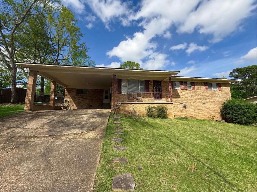 This charming brick home is in the PERFECT location. Peaceful neighborhood, feels like your out of the city, but only 2 minutes to Lake Hamilton, 1 minute to Walmart, Starbucks, and more! 3 beds, 2 baths, a bonus room, and a large crawl space. Spacious and private fenced backyard to turn into your garden, play area, or let the dogs run. Schedule your showing today, before you miss this perfect home!