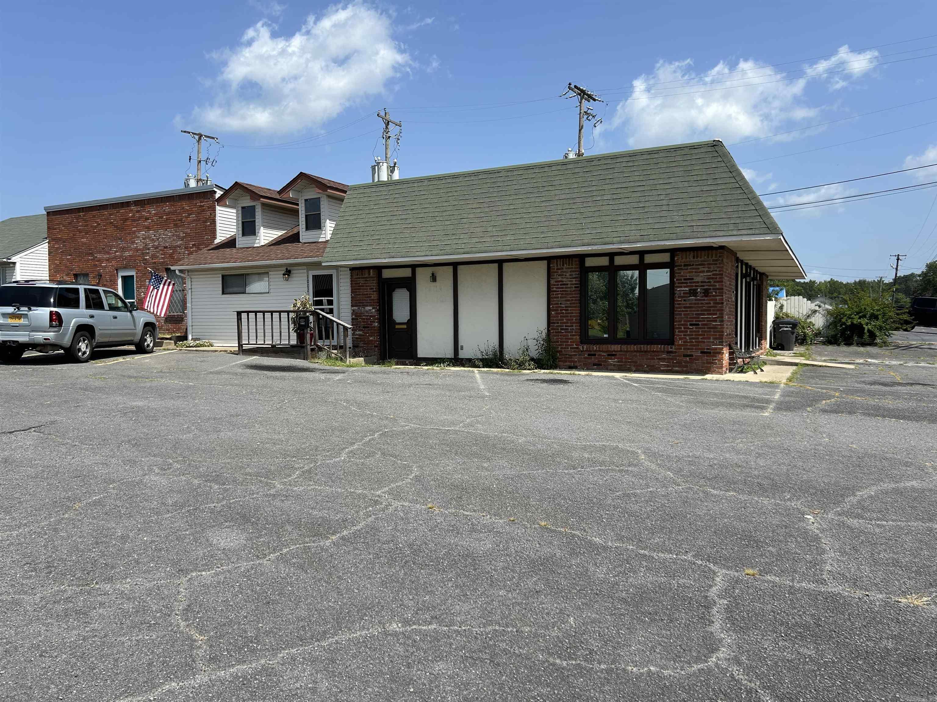 SUPER opportunity for a small business and space inside also to live in the back area ,Two ways to enter the building front door and side door ,building has lots of potential for multiple uses ,HALF bath and kitchen area in office area 3 Bedrooms also in back of space with handicapped bathroom with special walk in jetted tub and and full kitchen with granite counter tops breakfast bar and dining area with nice appliances.High traffic area in downtown of city and close to grocery store and restaurants.Great location for many small private businesses .