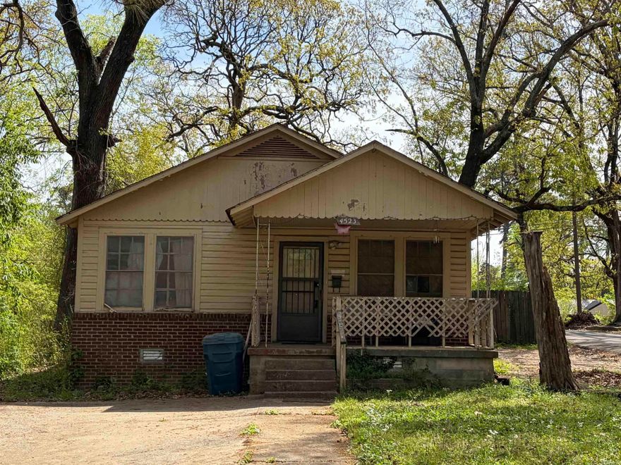 Investment opportunity located in the Kahn & Holders Addn.  The home offers three bedrooms and one full bathroom.  Corner lot.  Close to I-630, UALR, UAMS and the Little Rock Zoo.  Come join in the area's revitalization!