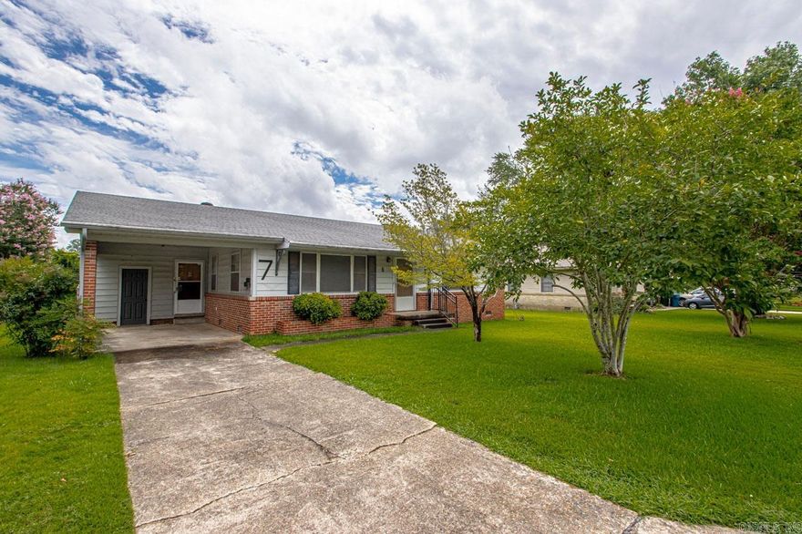 Midtown brick home w/ in law quarters! 3bdrm,2full baths,2 kitchen areas,3 living areas, screen in porch with large fully fenced backyard. Carport, storage in carport area. Come See!