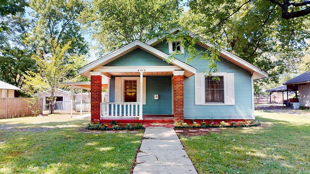 Charming bungalow in a prime location between UCA & CBC. Open living dining combo with wood-burning fireplace. Two bedrooms one bathroom with tiled shower/tub combo. Great rental or for first-time home buyer located in Conway's Historic District.