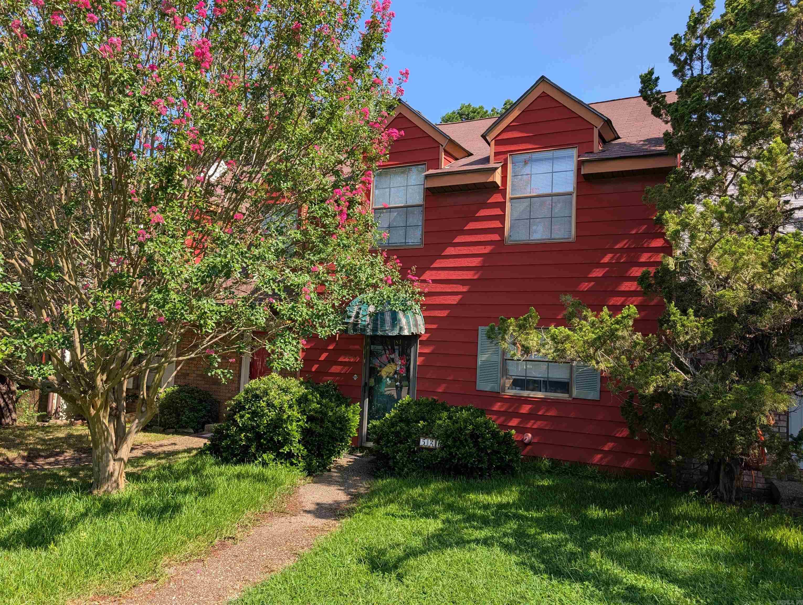 This cozy townhouse is in a prime location off of NW Avenue. It boasts 2 bedrooms & 1 1/2 baths. Both bedrooms are upstairs with 2 walk-in closets & a safe room. Firewalls are built in every wall. 2 car carport & back patio. Seller is giving a paint & floor allowance with an acceptable offer.