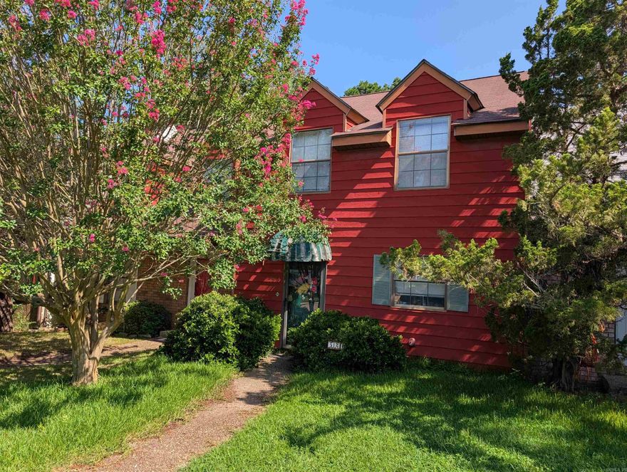 This cozy townhouse is in a prime location off of NW Avenue. It boasts 2 bedrooms & 1 1/2 baths. Both bedrooms are upstairs with 2 walk-in closets & a safe room. Firewalls are built in every wall. 2 car carport & back patio.
