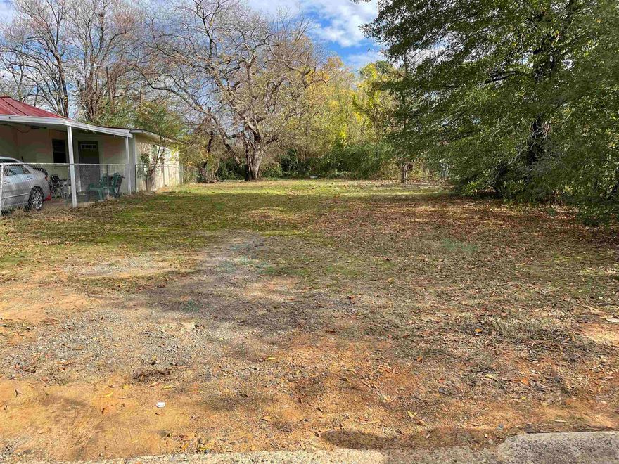 Well maintained lot located close to Hendrix and I-40 access.  Come build your new home here!