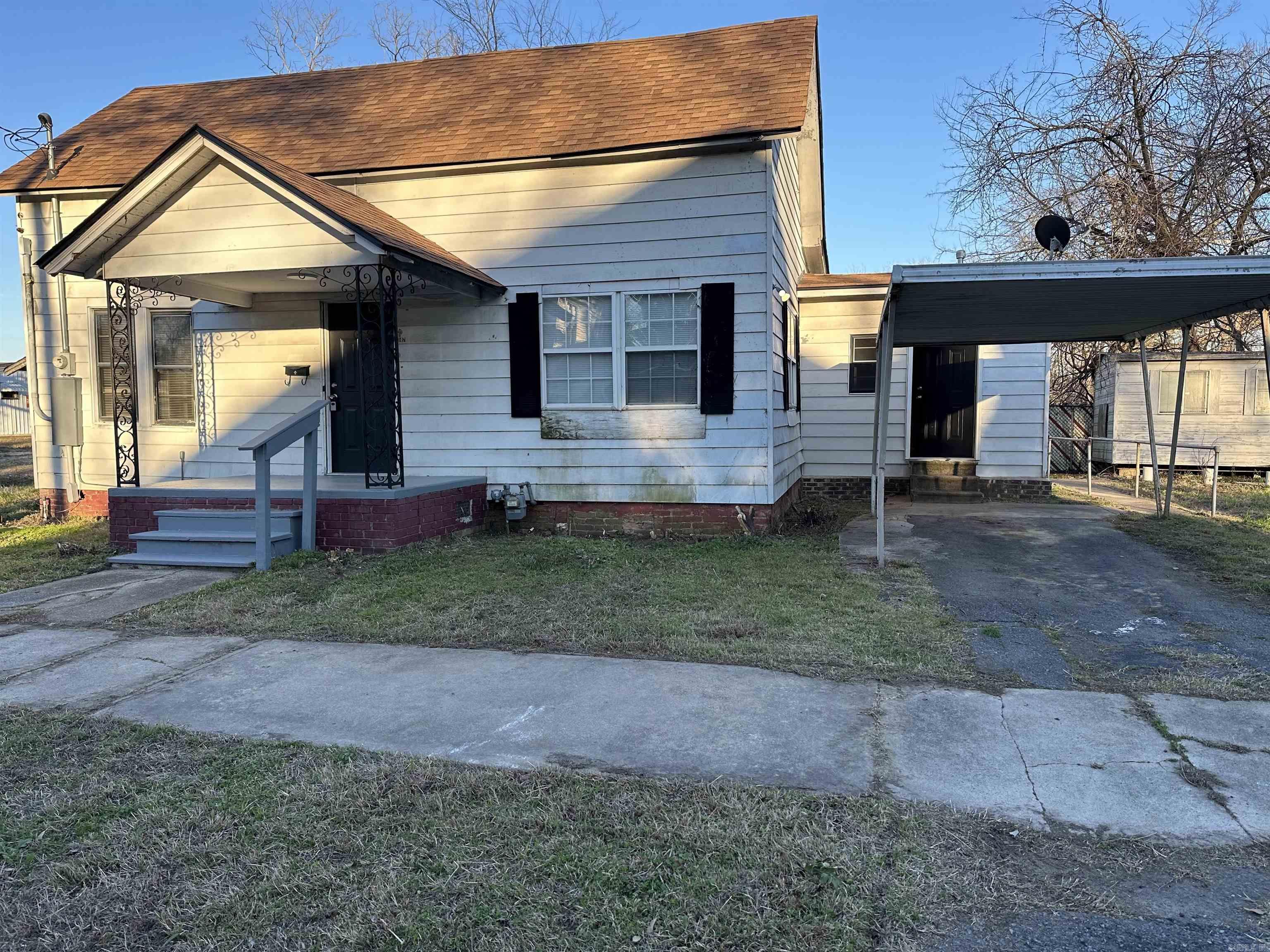 Cozy 3BD/2BA in Pine Bluff that is waiting for you to call home. Updated inside with luxury vinyl flooring and carpet. Plenty of space throughout to fit your needs. This property is managed by Hoffman Team so beware of scammers - we will never ask you to Cashapp us money. The lease for this property is for 18 months to 2 years with a 3% increase after the first year. Income must be 3x the amount of rent per month unless you have a housing voucher. Visit our Hoffman Team website or come to our office to schedule your showing today! We are located at 3009 W Markham Street in Little Rock and our office hours are Monday - Friday, 8:30am-4:30pm.