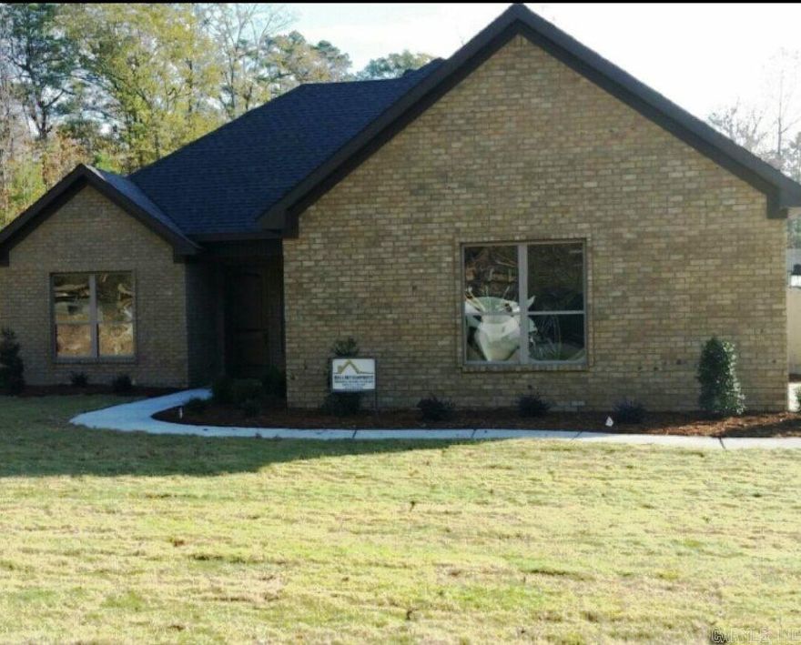 BEAUTIFUL HOME OFFERS SPLIT FLOOR PLAN, TALL CEILINGS, GRANITE COUNTERTOPS, SS APPLIANCES, JACUZZI TUB, LARGE MASTER, COVERED PATIO, SIDE LOAD GARAGE, LARGE CROWN PACKAGE , PRIVACY FENCE AND SITS ON APPROX HALF AN ACRE