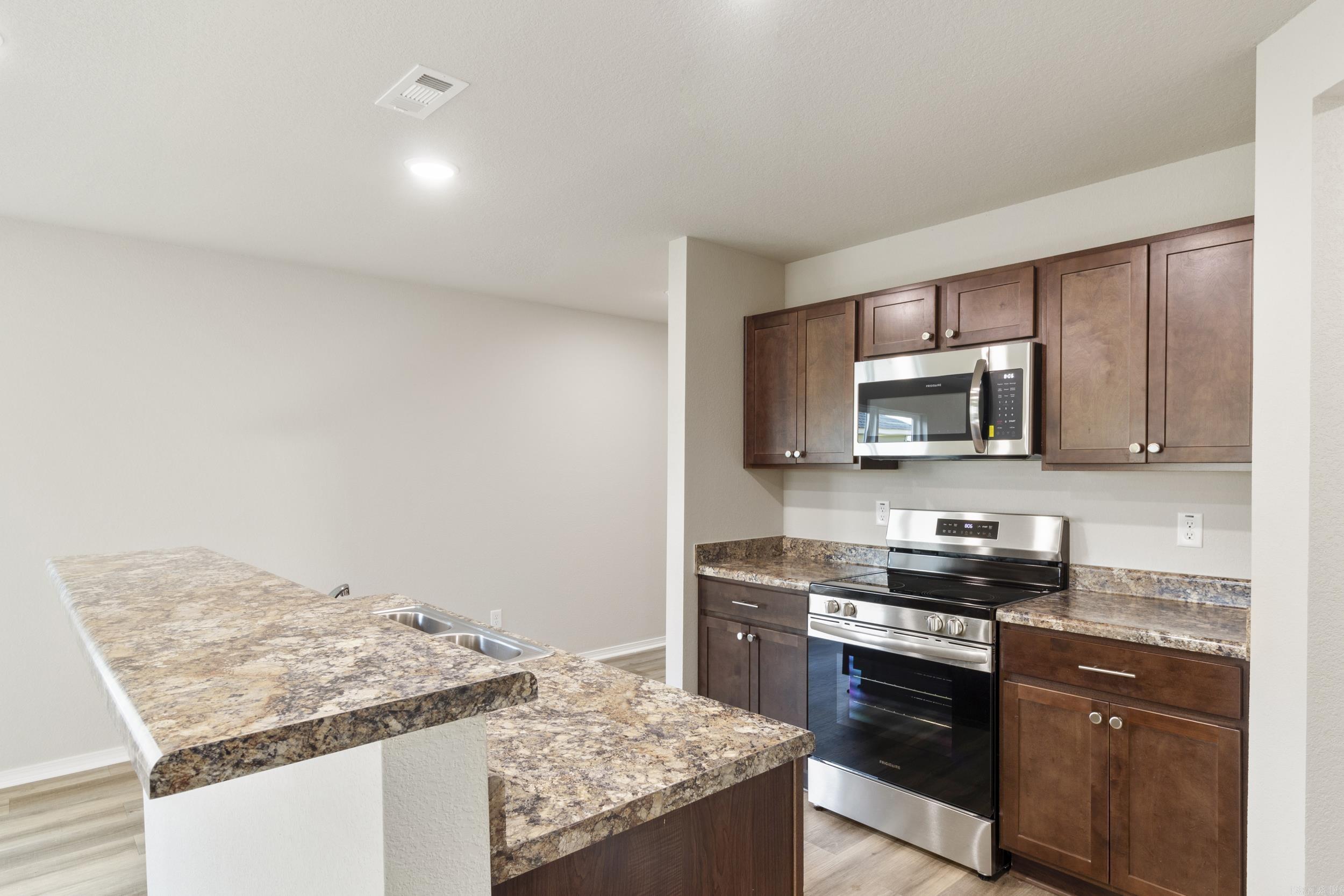 COUNTRY CLUB OF ARK THE - Residential