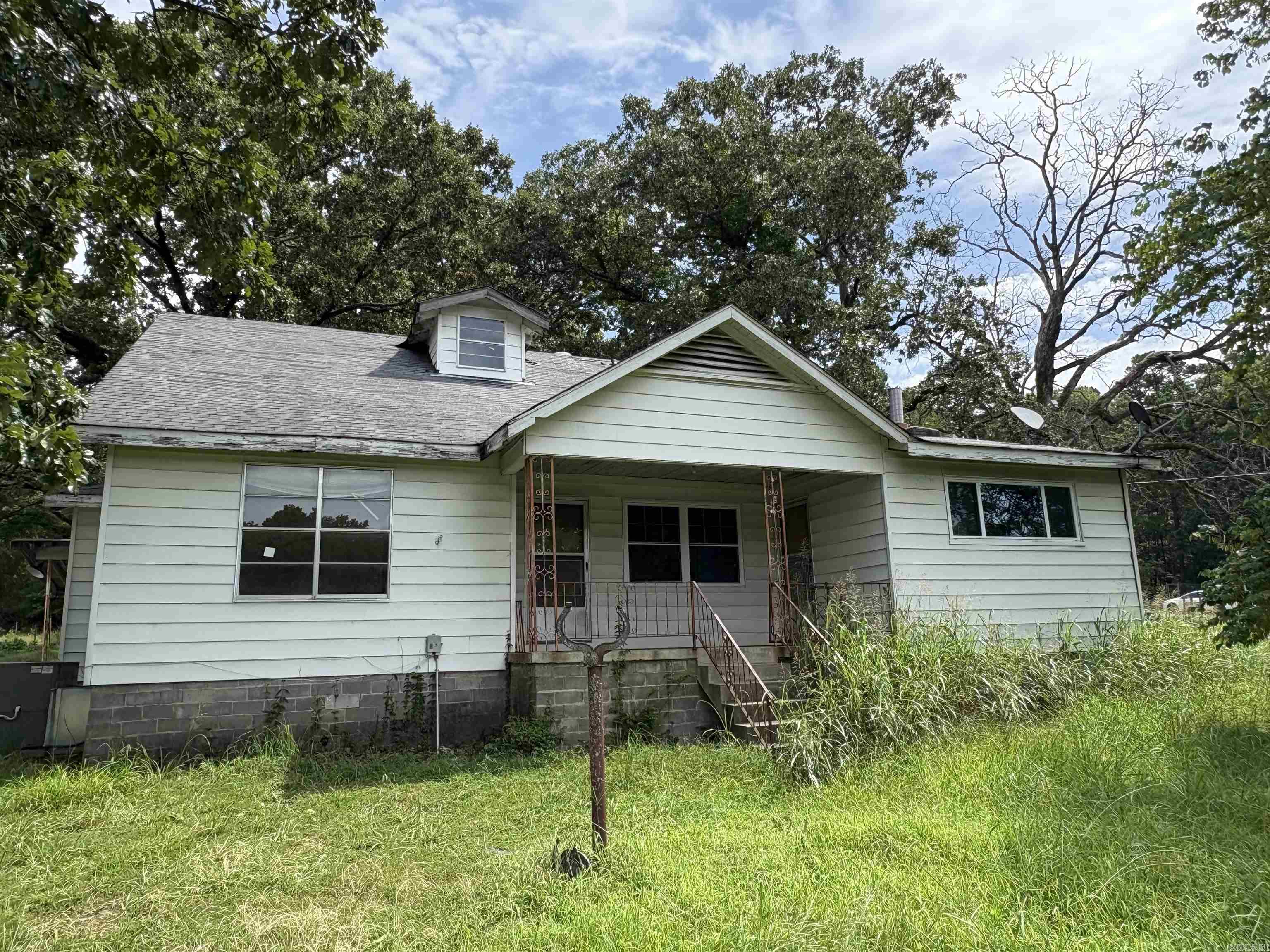 4br/1ba home on 4 beautiful acres convenient to Little Rock but still with that rural feel. The seller does not accept blind offers or escalation clauses. Cash offers require 10% EMD or $1,000 minimum, whichever is greater, and all financed offers require 1% EMD or $1,000 minimum, whichever is greater. Sold As-Is. See Agent Remarks. Verify all information. Measuring encouraged.