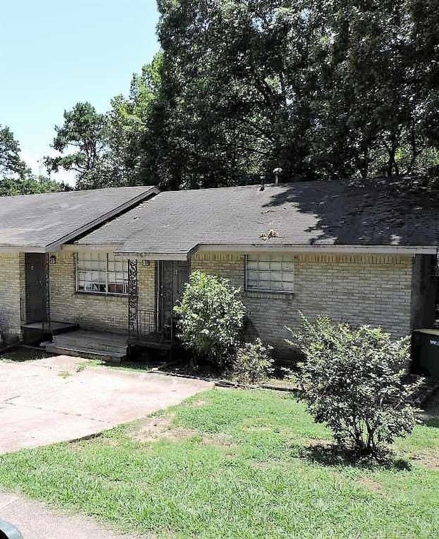 MOVE IN SPECIAL! HALF OFF FIRST MONTH’S RENT AND A FREE 50’’ SMART TV!   Cute 2BR/1BA Little Rock duplex for rent. Great location close to shopping, dining, and much more. The lease for this property is for 18 months and income has to be three times the amount of rent unless you have a housing voucher.